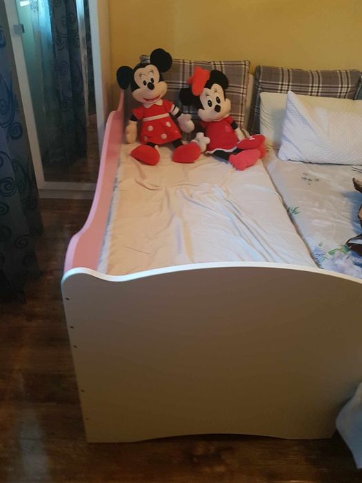 Dormitor alb-roz pentru fetite