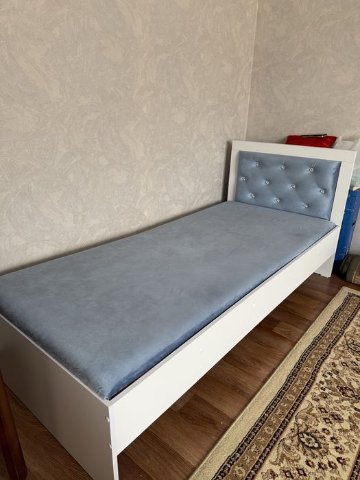 Кровать шкаф ковер компьютер продам