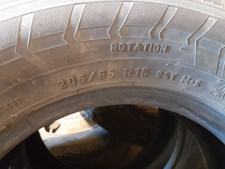 Продам 2 зимние шины