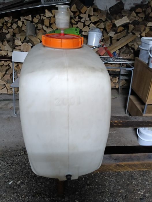 Vând butoi de plastic de 100 L și 200 L