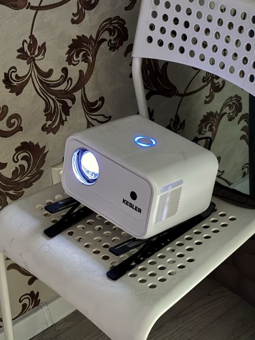 Бюджетный Проектор kesler cy900