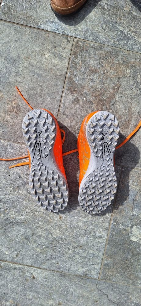 Pantofi de fotbal pentru iarbă sintetică