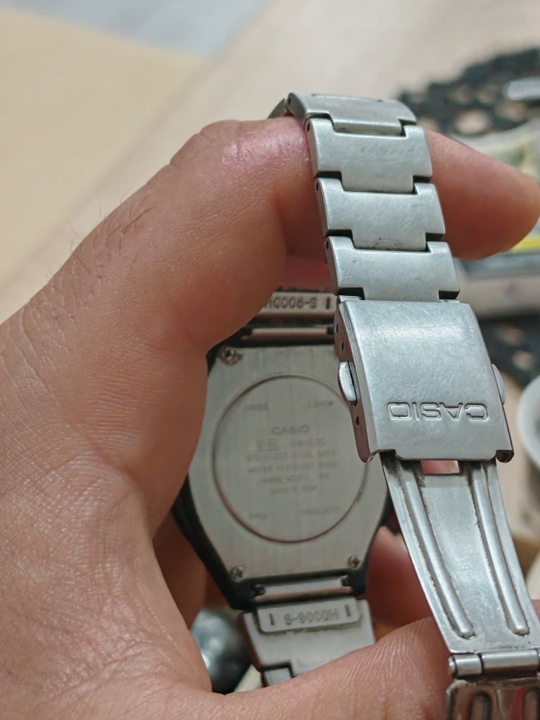 Продавам оригинален часовник Casio Illuminator модел AW-E10. Използван