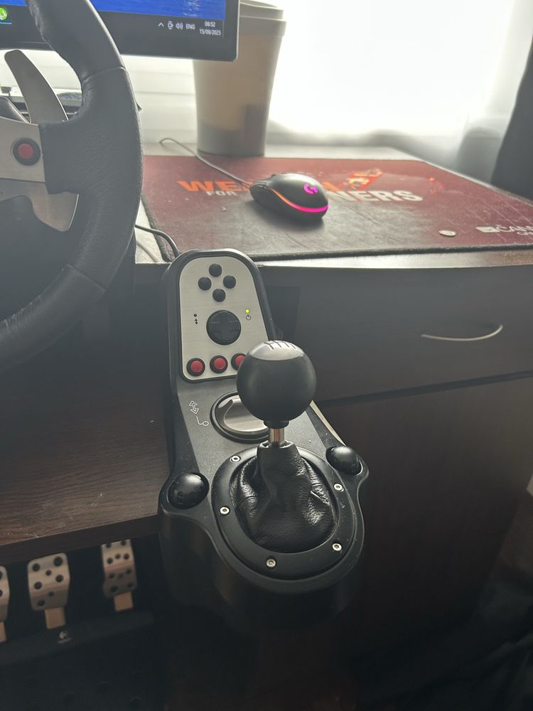 СПЕШНО ПРОДАВАМ logitech g25 с педали и shifter