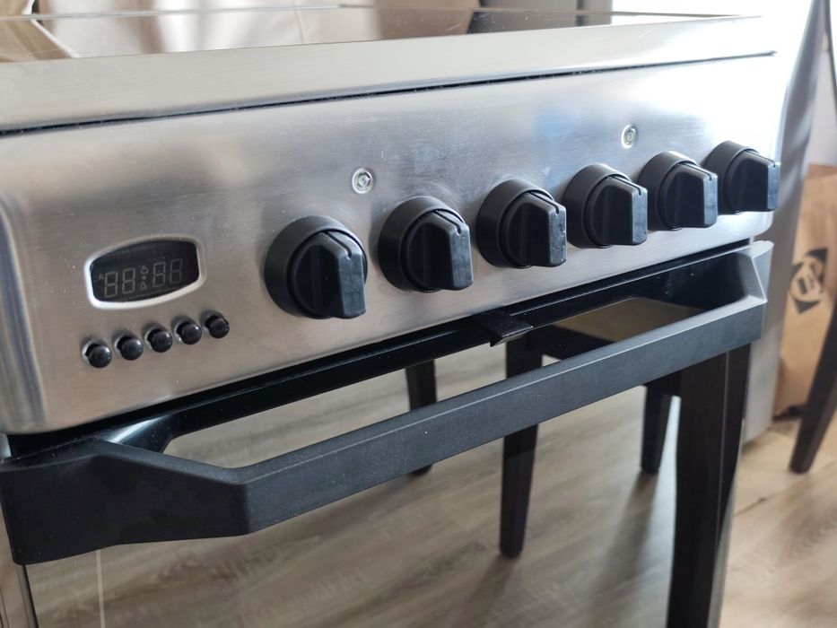 Стъклокерамична готварска печка Indesit, с грил