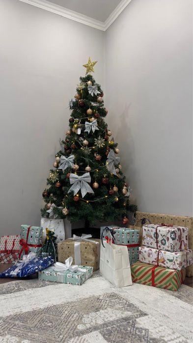 Продам елку 2.40 с игрушками