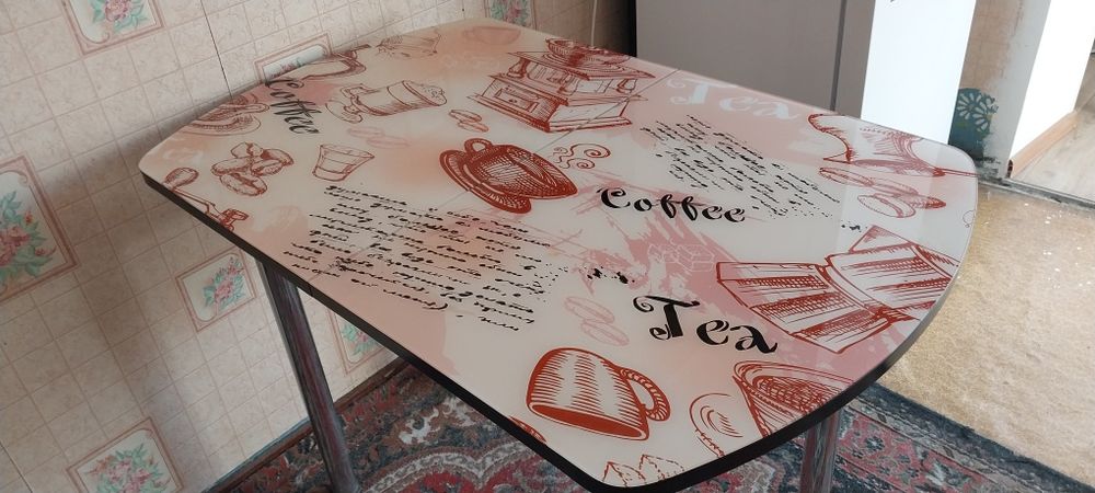 Продам кухонный стол со стульями