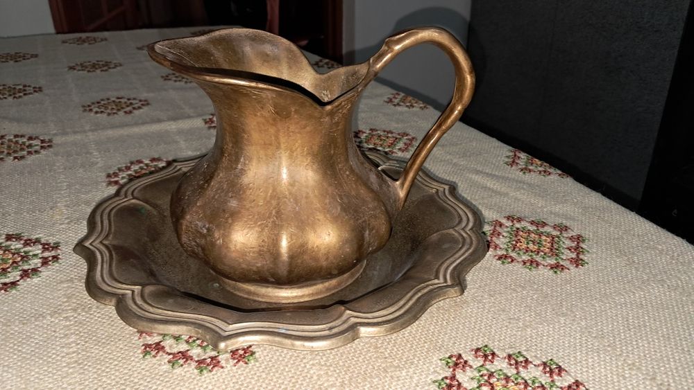 Carafa si platou din bronz masiv
