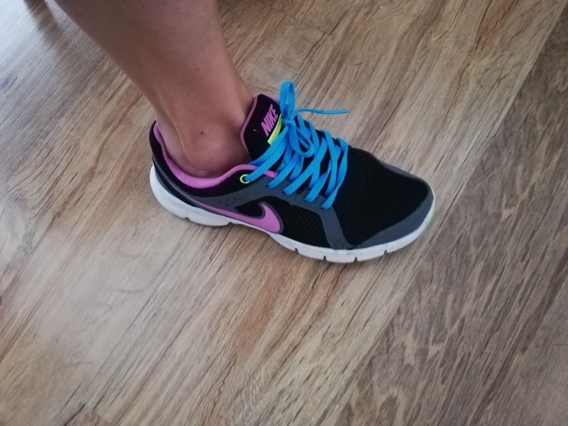 Adidași Nike, mărimea 36