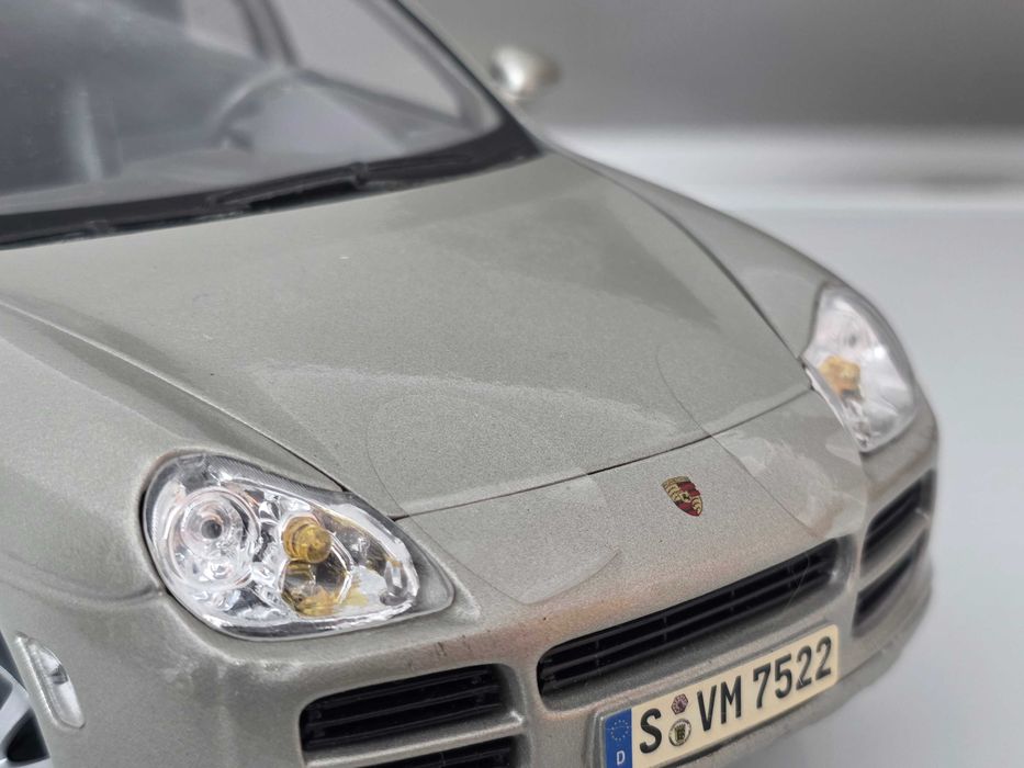 Macheta Auto 1/18 Maisto Porsche Cayenne Silver
