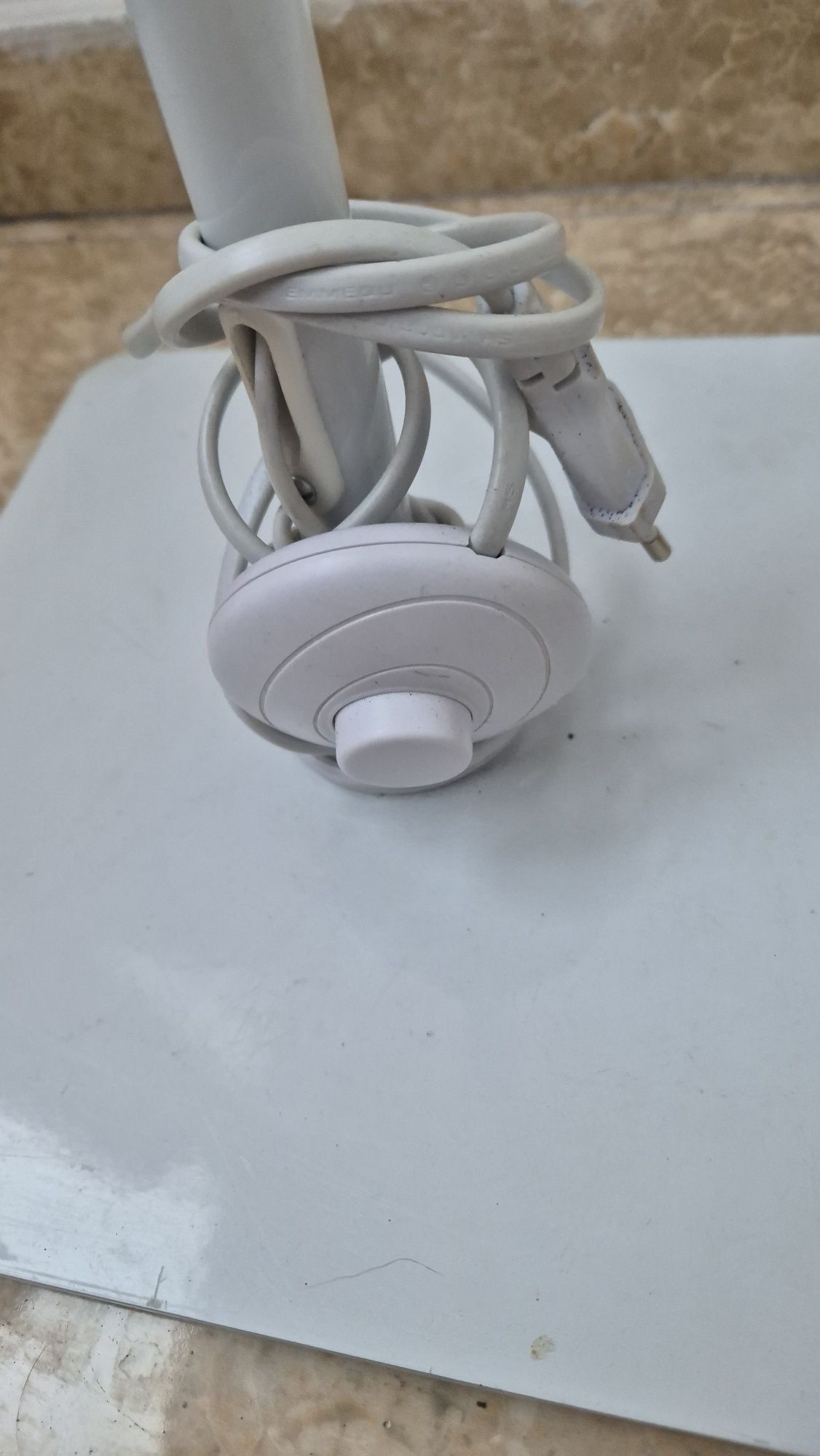 Lampadar alb podea