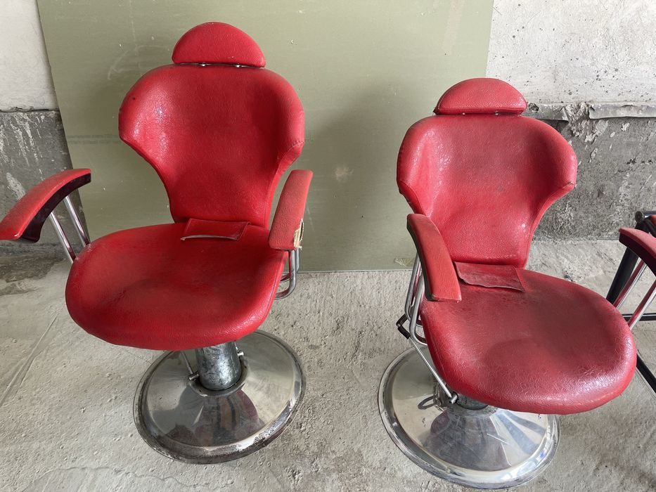 Parikmaxer kreslosi va ojidanka sotiladi