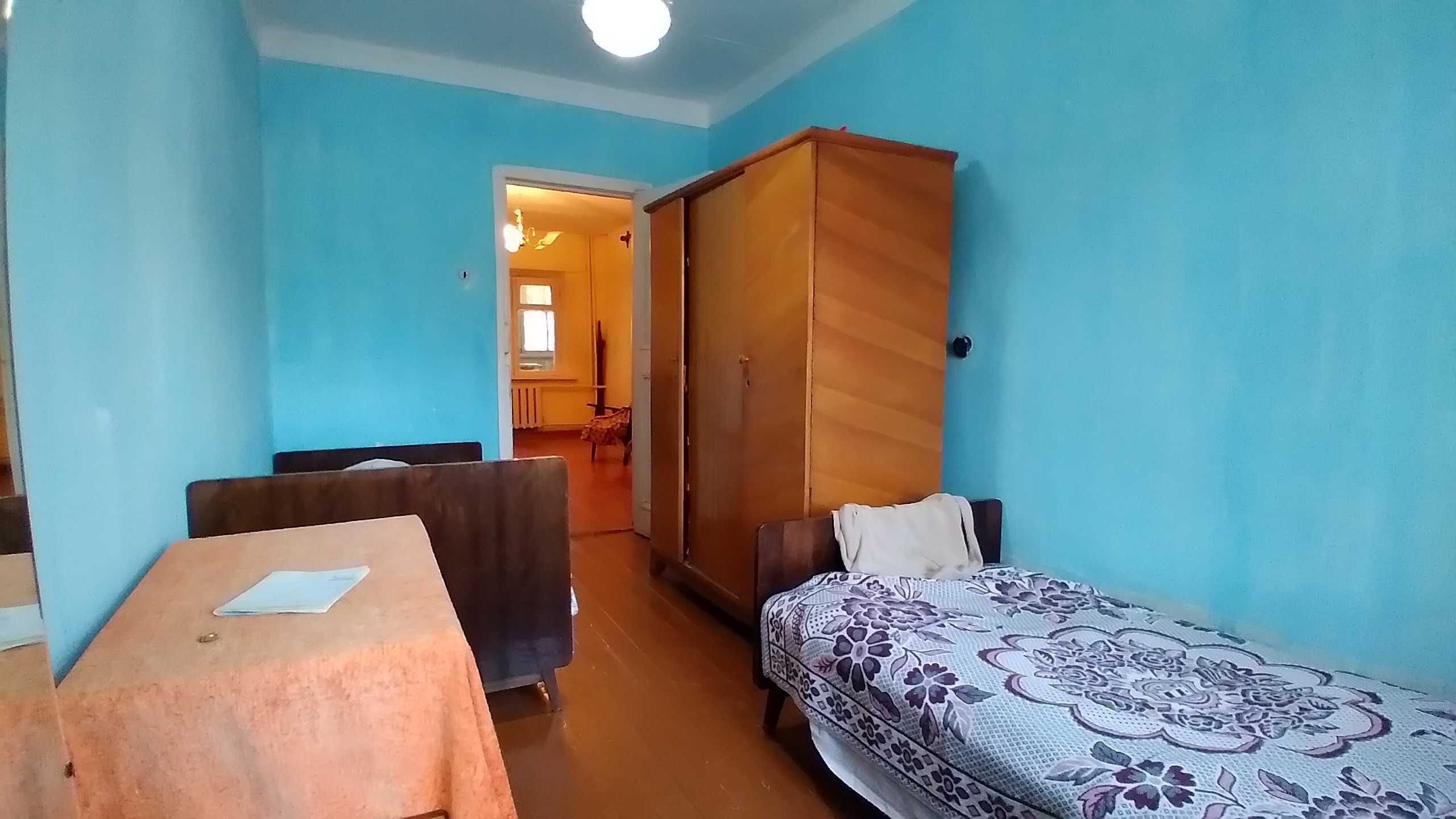 Shahar markazidagi birinchi qavatdagi ikki xonali kvartira sotiladi