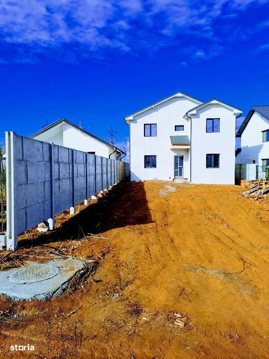 DamilaCăpșunerieP+E,4cam,living,c. electric,apă3băi,fosă septica