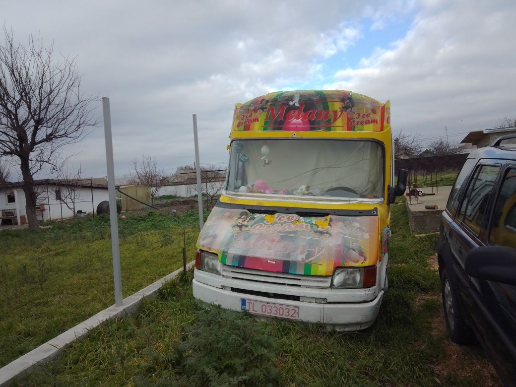 Bărcuță de pescuit cu motor