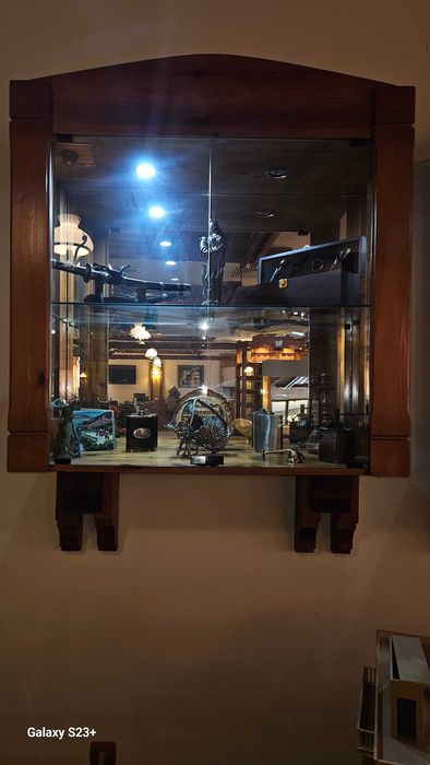 Масивен дървен шкаф - витрина