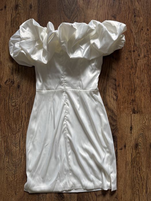 Елегантна бяла рокля
