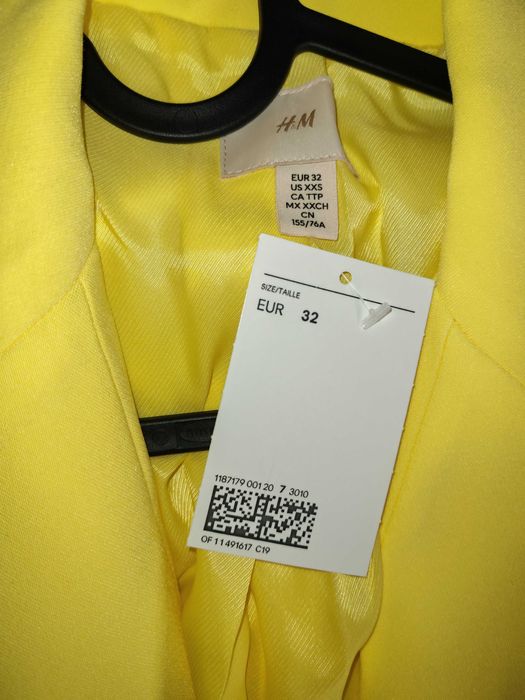 vând costum nou galben