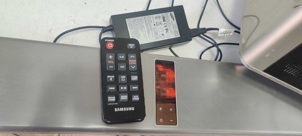 Samsung HW F 751 boxa bara sunet pe lampi subwoofer si tele