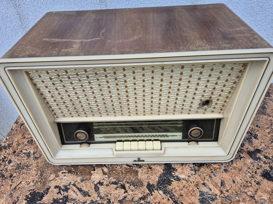 Vând 25 Radio lampi carcasa lemn&ebonita ani 1940-1980