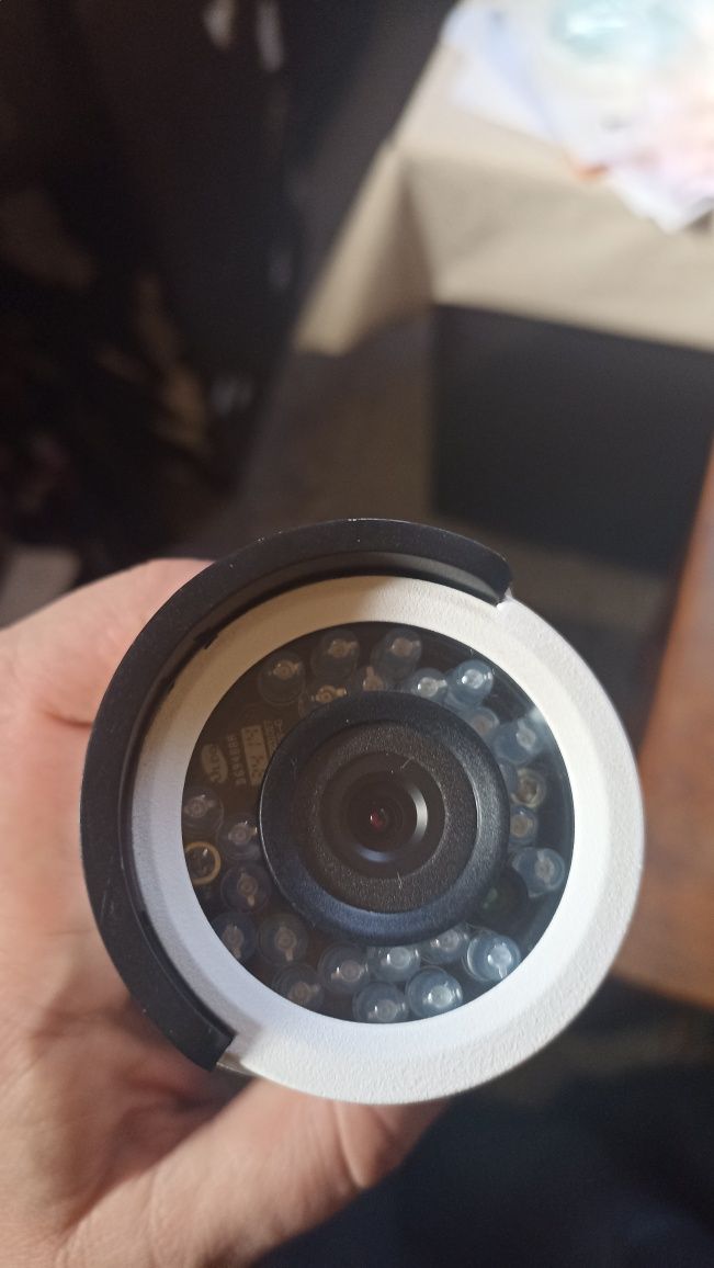 Продавам пълен комплект за видео наблюдение Hikvision