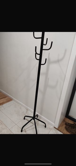 Вешалка черная металическая