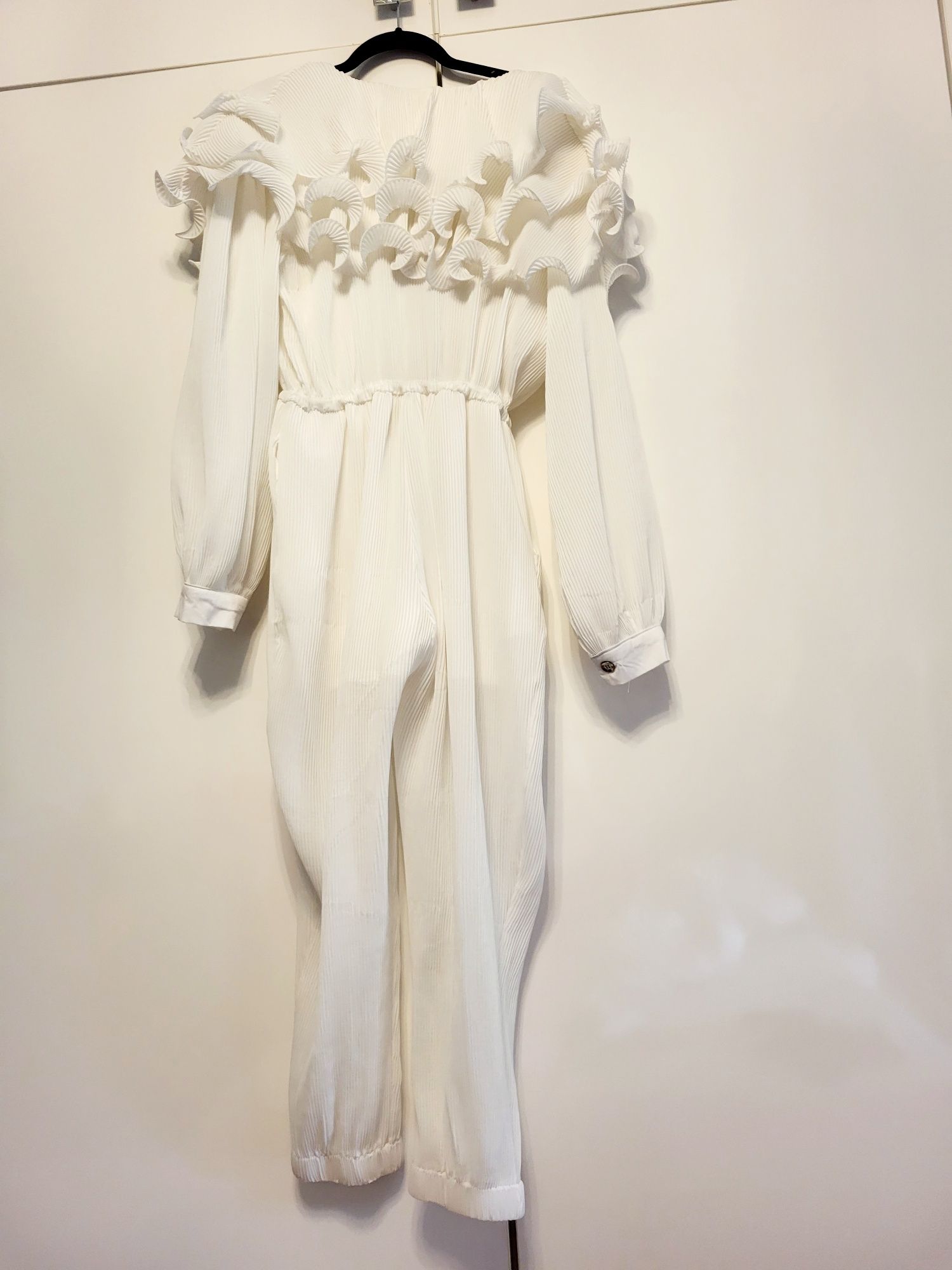 Salopeta alba pantaloni luni mâneci lungi