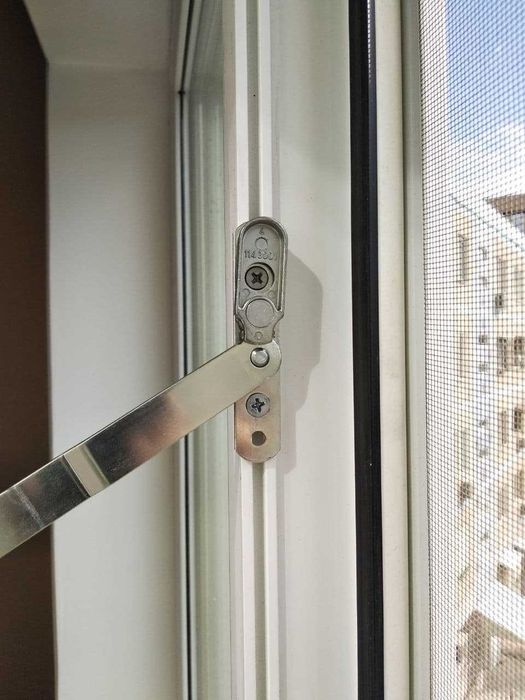 Защита детей от выпадения из окна. Ограничитель на окно.