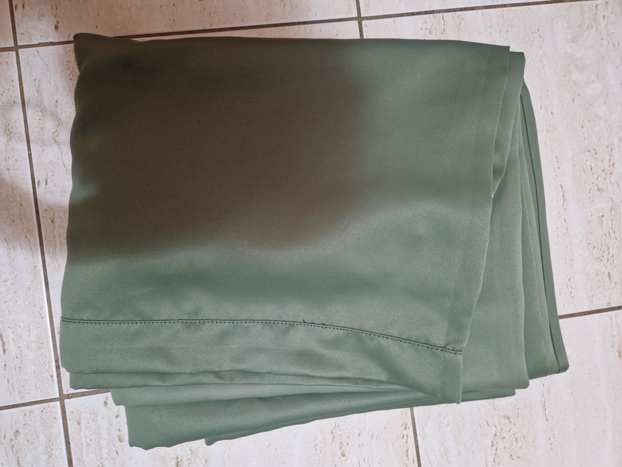 Draperii verde smarald