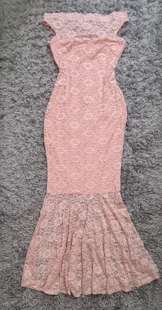 Vând rochie de ocazie roz stil sirenă din dantelă 40-44