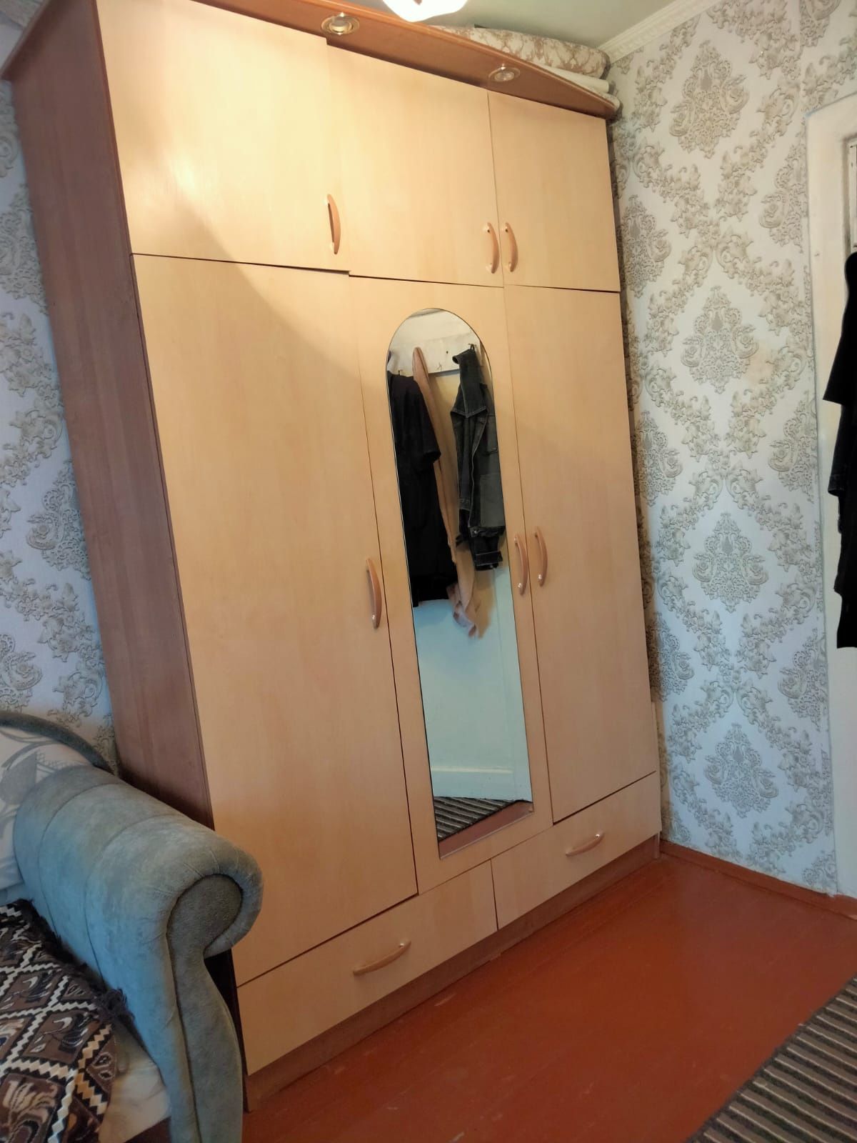 Продам срочно шкаф