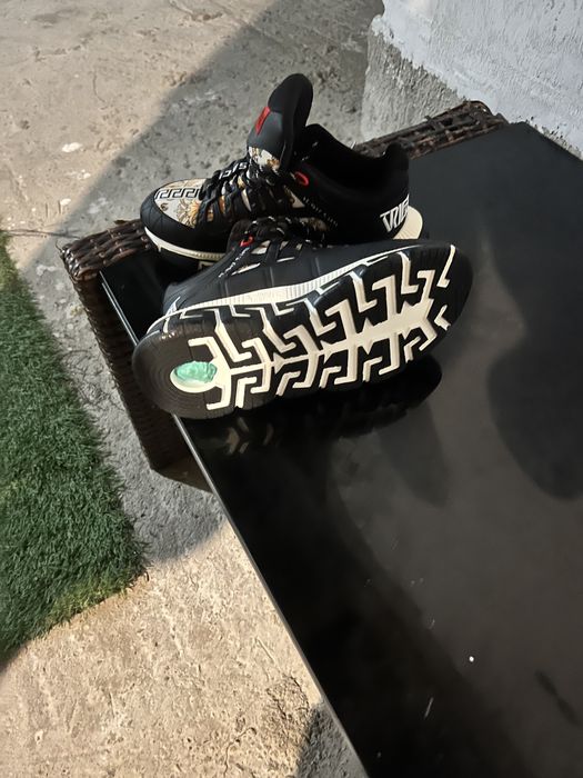 Vand adidasi Versace