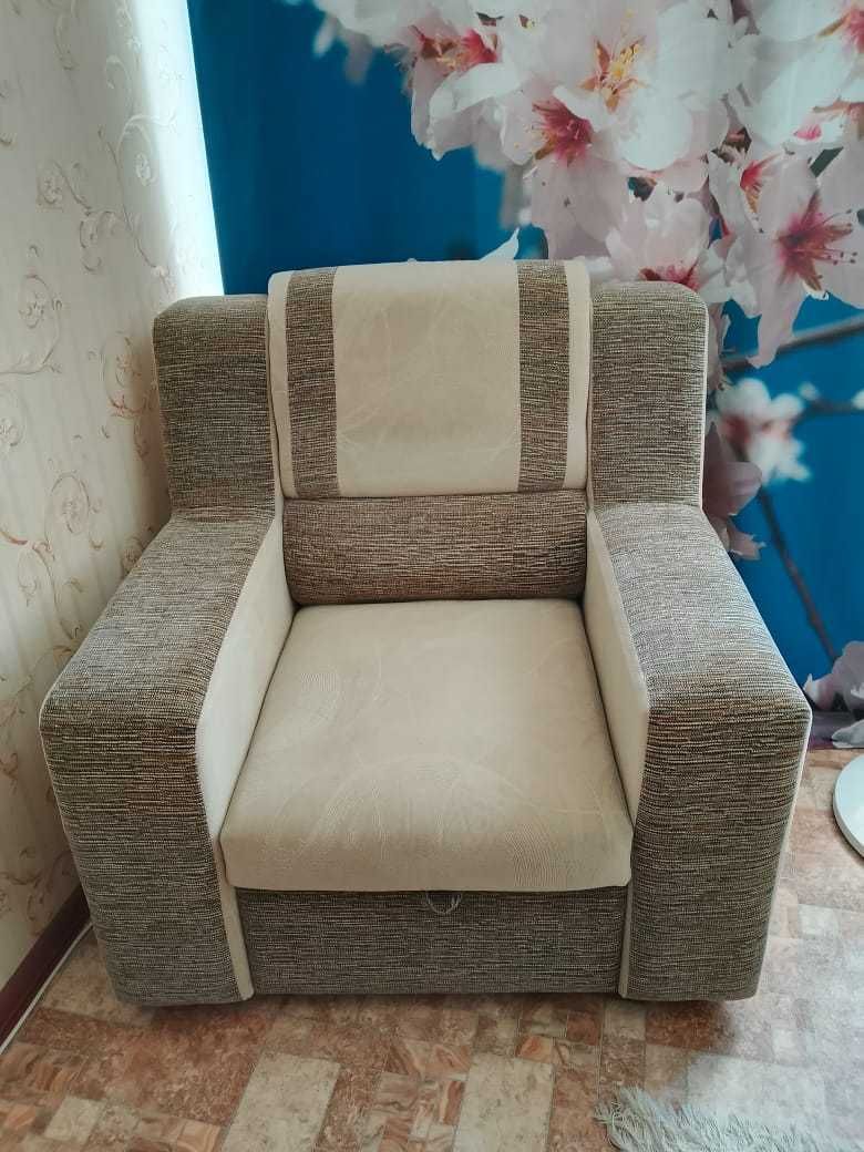 Продам угловой диван и кресло