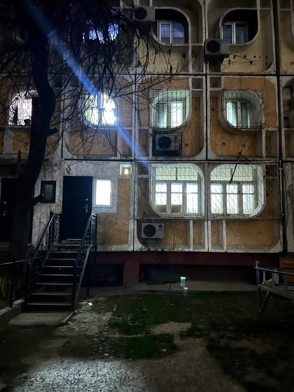 Tinchlik metroda 3 xonali 1 qavatda joylashgan kvartira sotiladi i