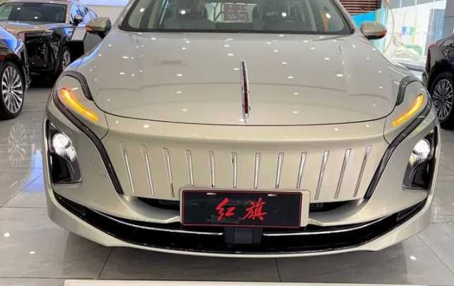Hongqi E-QM5 500 км 2025г Белый! Без пробега!