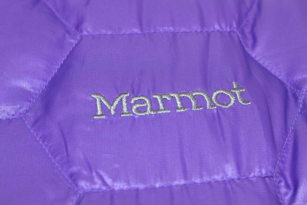 Marmot оригинално дамско яке пухено лилаво с качулка 800 пълнеж пух S
