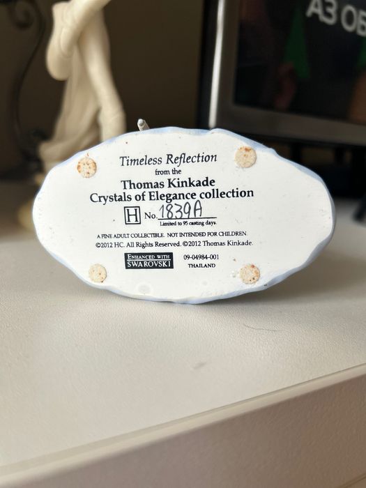 Фигура на Thomas Kinkade с камъни Сваровски
