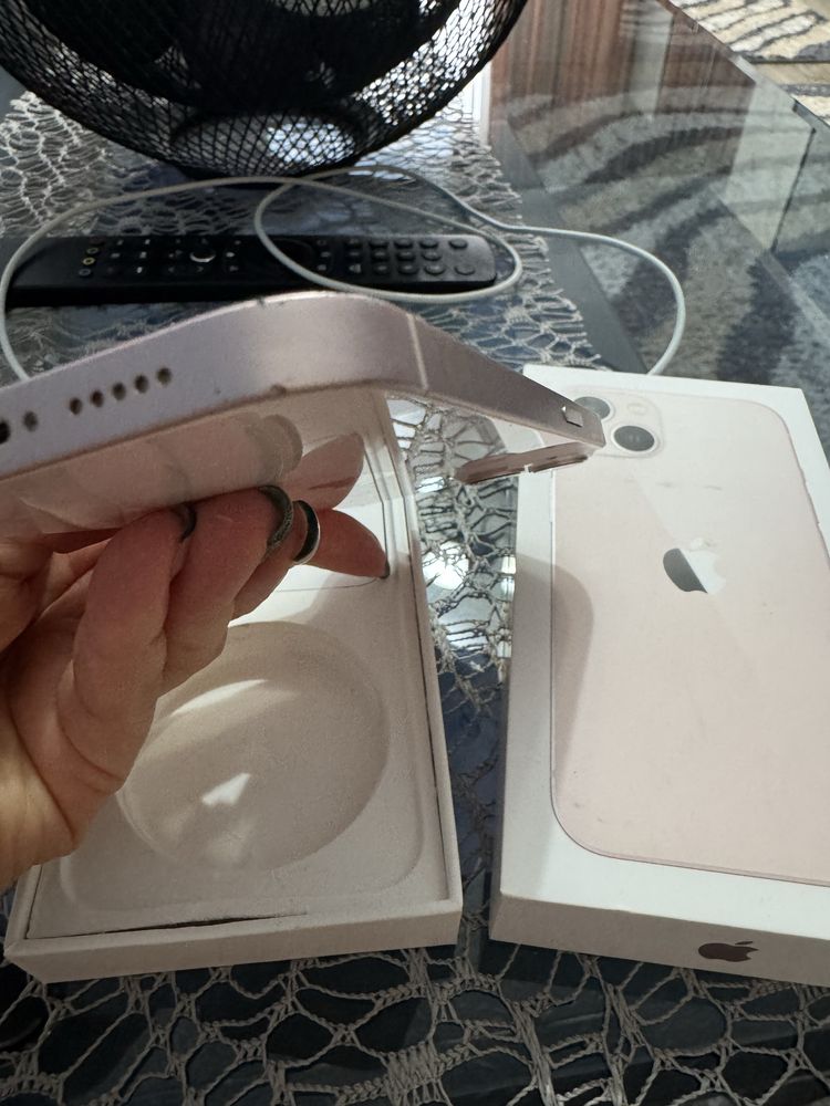 IPhone 13-бледо розово
