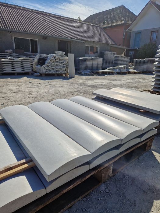 Capace de gard și coame semi rotunde și drepte