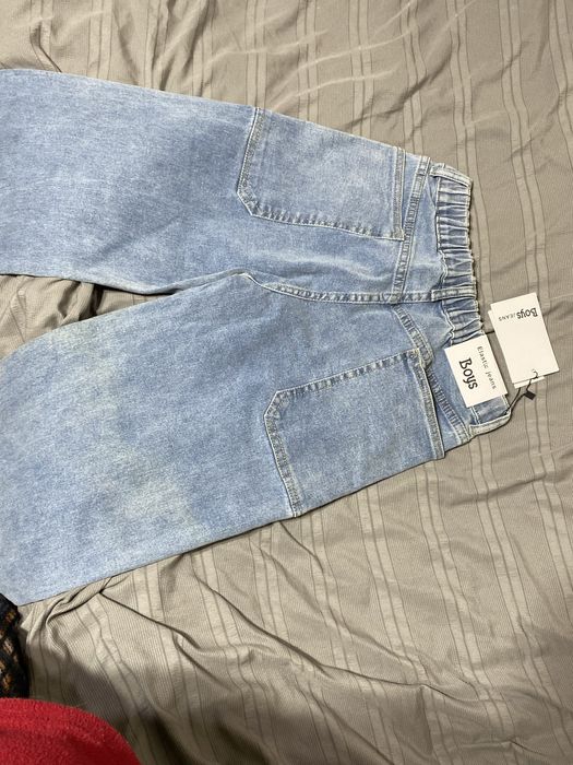 голубые джинсы для мальчка