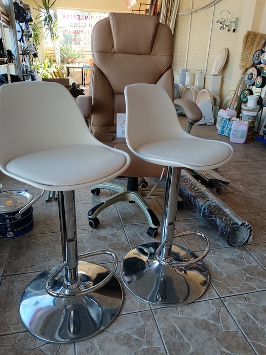 Два бар стола и един офис стол