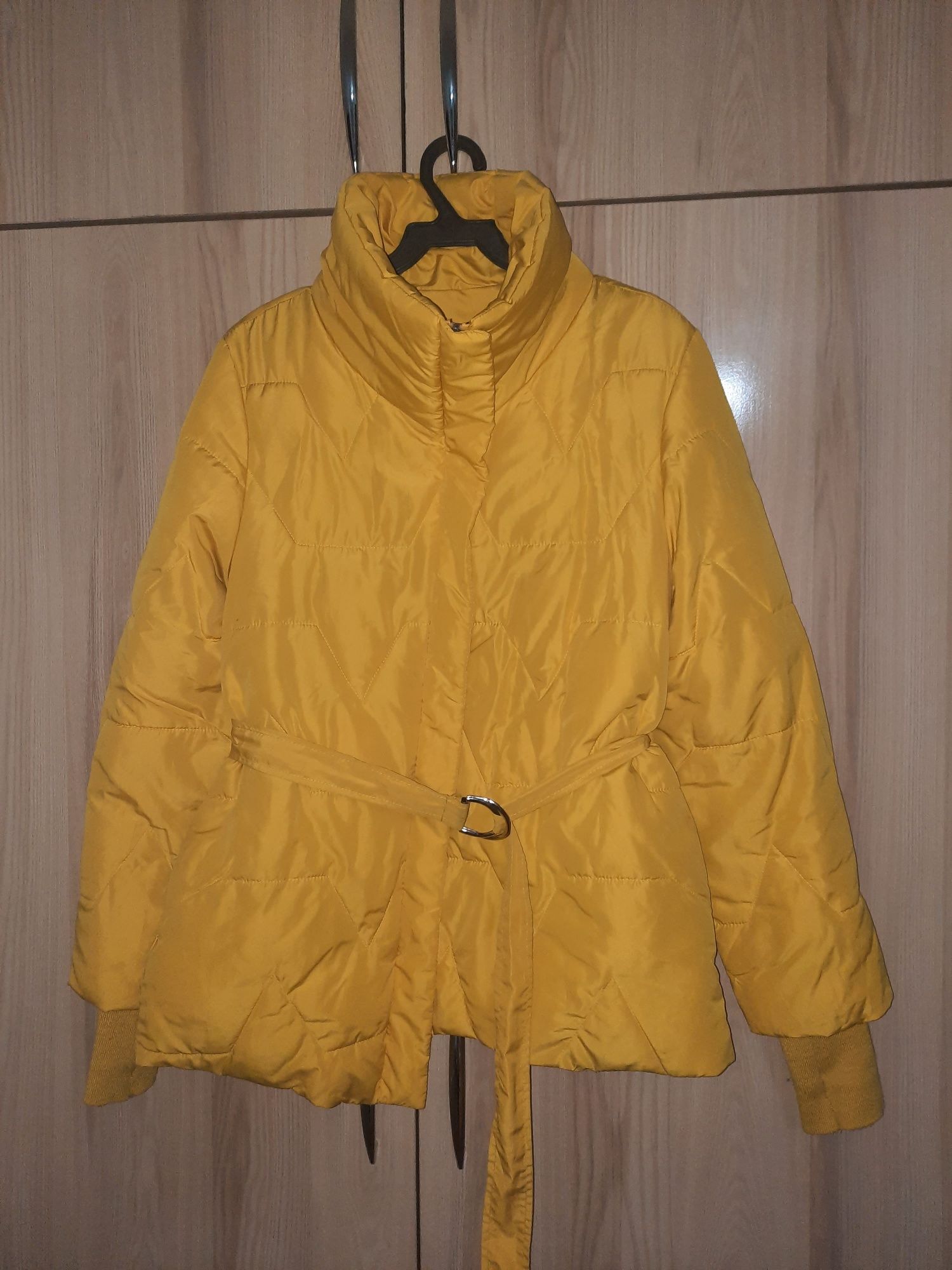 Куртка жёлтого цвета в отличном состоянии