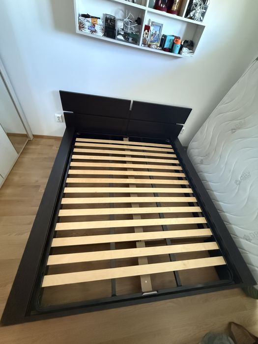 Vând pat cu saltea si somiera incluse