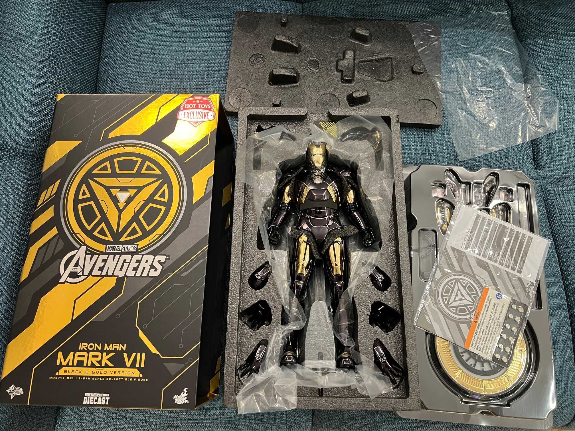 Figurina Hot Toys Iron Man Mark VII - (Black and Gold Version)