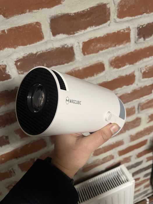 Proiector portabil nou