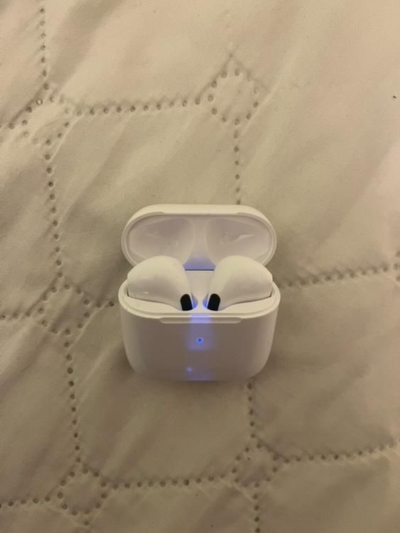 AirPods слушалки