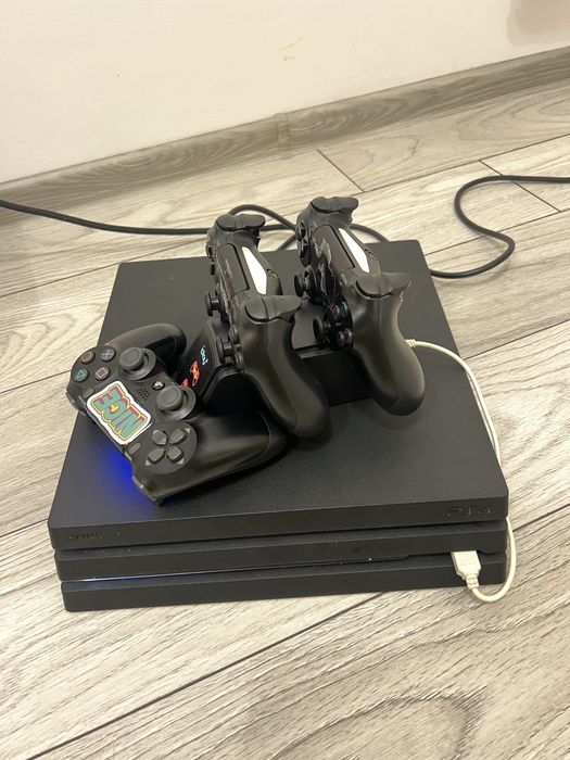 PS4 Pro 1TB + 3 controllere + stație încărcare + 7 jocuri