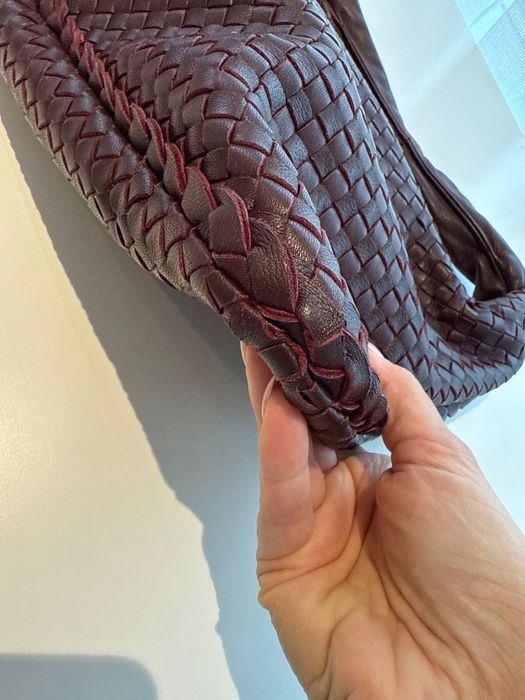 Дамска чанта в модерният Бордо цвят на Bottega Beneta