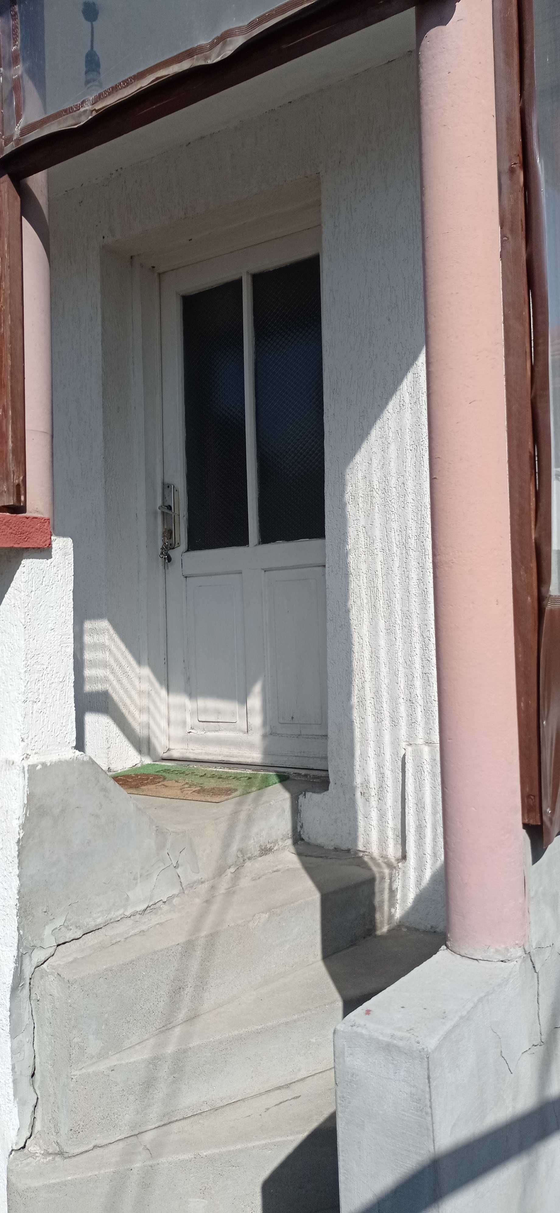 Продава се къща до училище "Иван Вазов"