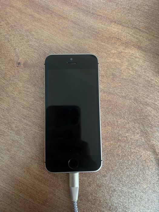 Продам iPhone SE 2017 г